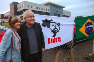 Chomksy e a esposa, Valeria/Reprodução