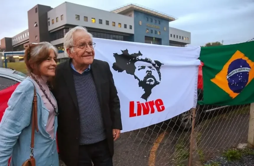 Chomksy e a esposa, Valeria/Reprodução