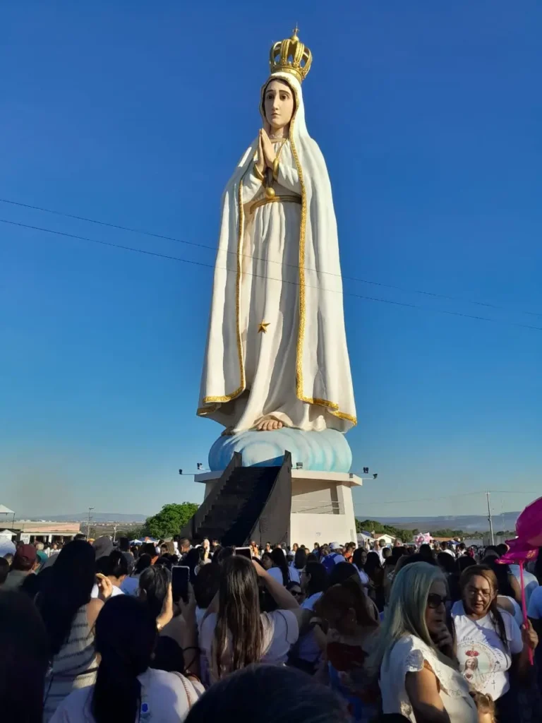 Estátua de santa no CE supera Cristo Redentor e atrai multidão | Diário Carioca Uma multidão se reúne no Santuário Nossa Senhora de Fátima, batizado Santuário da Fé para celebrar a chegada da imagem peregrina e a reinauguração desse lindo monumento de 54 metros da Mãe de Fátima. Foto: RS/Fotos Públicas