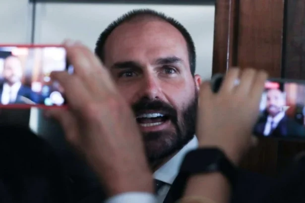 O deputado foragido Eduardo Bolsonaro. Créditos: Lula Marques / Agência Brasil