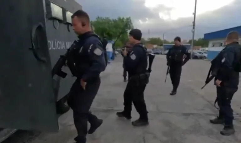 A ação é conduzida por agentes do 41º BPM (Irajá) | Reprodução