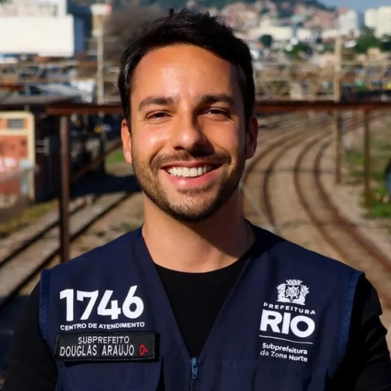Douglas de Souza Araújo é bacharel em Relações Internacionais pelo IBMR – Laureate International Universities, autor da monografia “Paradiplomacia no Rio de Janeiro – De palco a ator na agenda ambiental” (2018) e subprefeito da Zona Norte do Rio de Janeiro - Diário Carioca