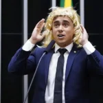 Nikolas Ferreira (PL-MG) usando peruca durante discurso transfóbico na Câmara dos Deputados. Foto: Pablo Valadares/Agência Câmara