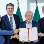 Camilo Santana, ministro da Educação, e Lula ao centro da imagem na sanção da lei que cria o SNE. Foto: Ricardo Stuckert