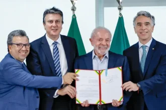 Camilo Santana, ministro da Educação, e Lula ao centro da imagem na sanção da lei que cria o SNE. Foto: Ricardo Stuckert