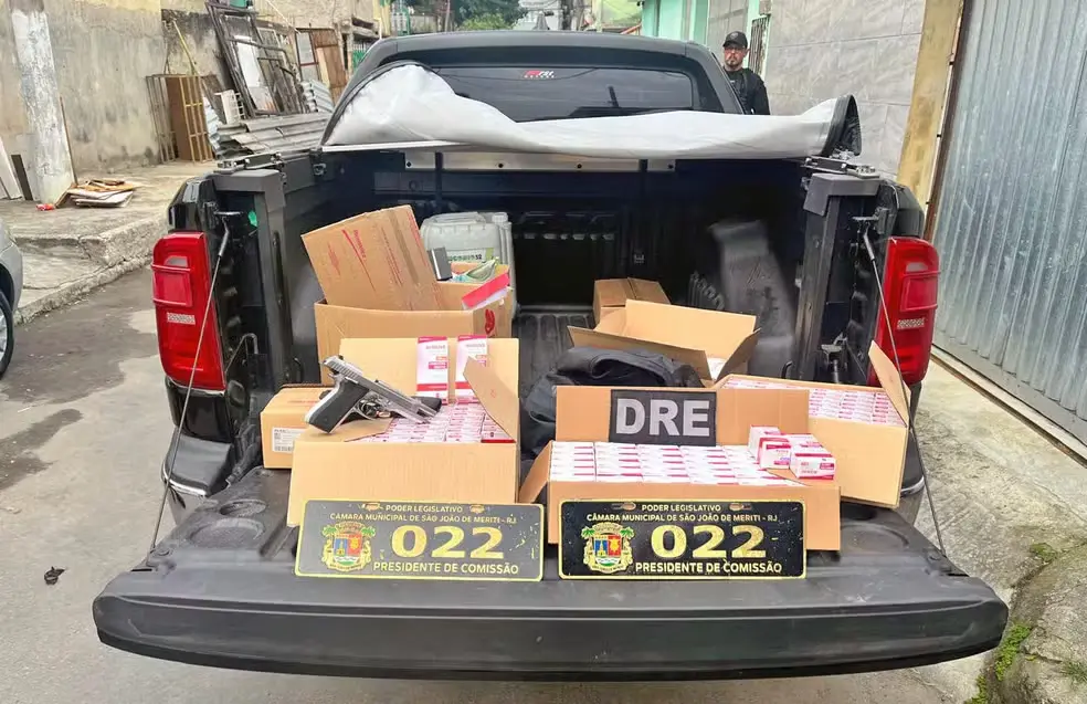 Rio realiza nova operação contra CV e prende vereador do Republicanos | Diário Carioca Carro do vereador Marquinhos Aquino, de Meriti, tinha caixas de remédios e uma arma. Foto: reprodução