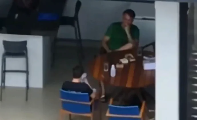 Nikolas Ferreira desafia o STF com mentiras e desrespeito após flagra com celular em prisão domiciliar de Bolsonaro | Diário Carioca Nikolas Ferreira desafia o STF com mentiras e desrespeito após flagra com celular em prisão domiciliar de Bolsonaro | Diário Carioca