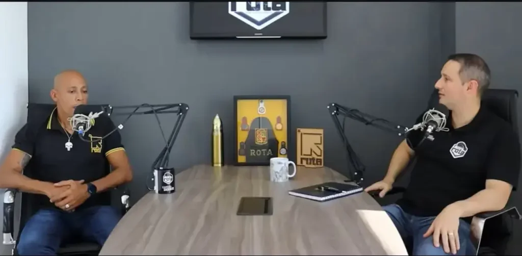 O ‘Cabo Barbosa’ participa de podcast Papo de Rota com o então deputado Guilherme Derrite. Foto: Reprodução