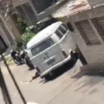 Corpo ao lado de Kombi na Maré — Foto: Reprodução