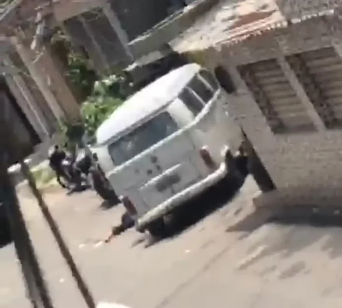 Corpo ao lado de Kombi na Maré — Foto: Reprodução Corpo ao lado de Kombi na Maré — Foto: Reprodução