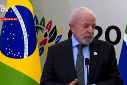 O presidente Lula (PT) em encontro com a imprensa na África do Sul – Reprodução/YouTube