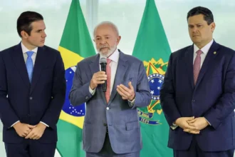 - O presidente Luiz Inácio Lula da Silva (c) reunido com os presidentes do Senado, Davi Alcolumbre (d), e da Câmara dos Deputados, Hugo Motta (e) Foto: Fabio Rodrigues-Pozzebom/Agência Brasil
