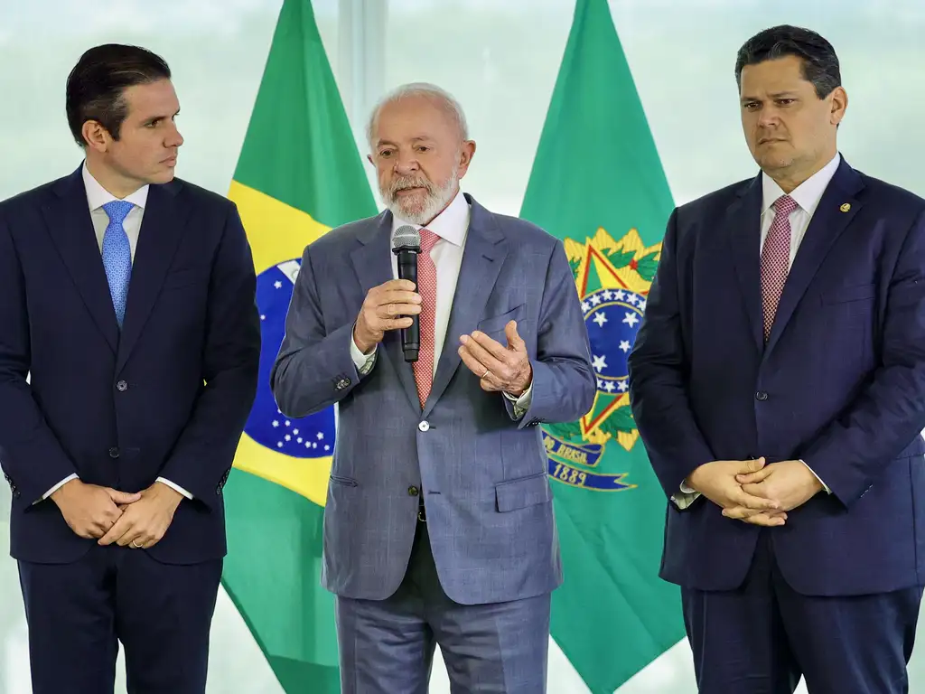 - O presidente Luiz Inácio Lula da Silva (c) reunido com os presidentes do Senado, Davi Alcolumbre (d), e da Câmara dos Deputados, Hugo Motta (e) Foto: Fabio Rodrigues-Pozzebom/Agência Brasil - O presidente Luiz Inácio Lula da Silva (c) reunido com os presidentes do Senado, Davi Alcolumbre (d), e da Câmara dos Deputados, Hugo Motta (e) Foto: Fabio Rodrigues-Pozzebom/Agência Brasil