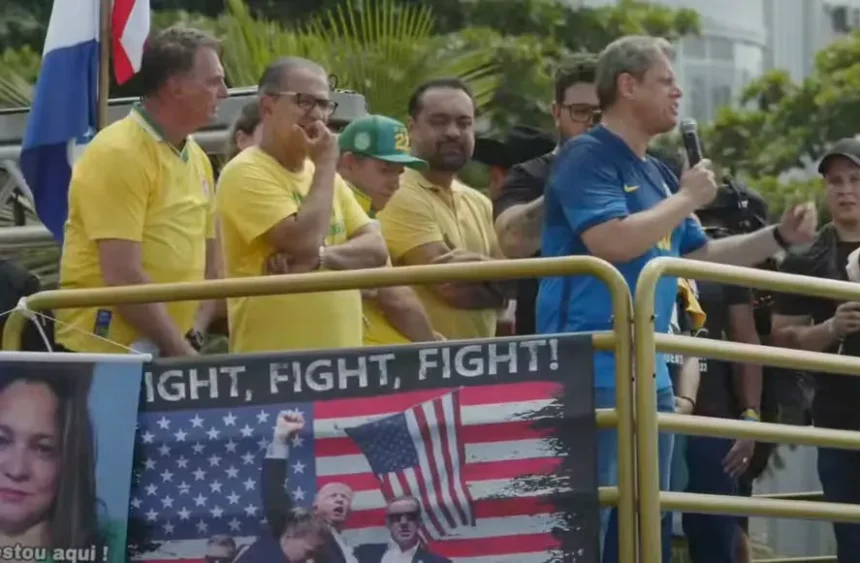 Chacina no Rio é explorada pela direita bolsonarista para ganhar espaço político, enquanto famílias sofrem com violência e impunidade.