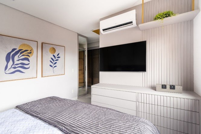 ✨ Parede em Frente à Cama: 5 Ideias Criativas para um Quarto Protagonista | Diário Carioca O ripado leve em off-white, que vem do teto até a cômoda com gavetas, torna essa alternativa desenhada pela arquiteta Mari Milani leve e discreta | Foto: Julia Herman