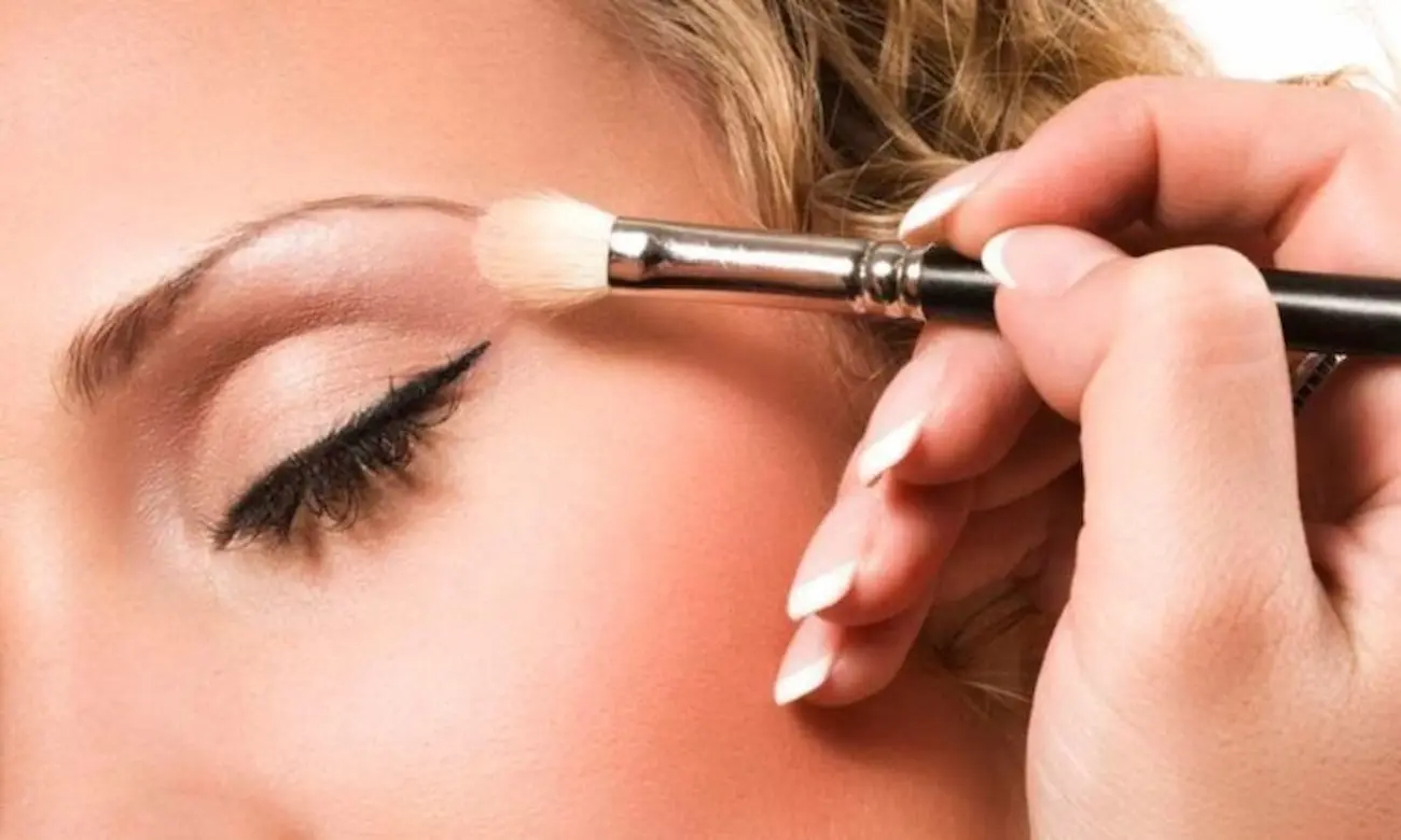 Mau uso de produtos de beleza causa doenças nos olhos