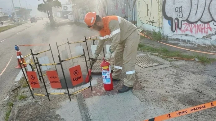 Tentativa de furto de cabos deixa 10,5 mil clientes da Light sem energia na Barra da Tijuca