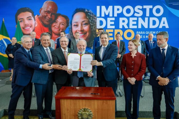 Presidente Lula durante a cerimônia de sanção da lei que amplia a faixa de isenção do Imposto de Renda Pessoa Física (IRPF) para contribuintes que recebem até R$ 5 mil mensais - Foto: Ricardo Stuckert / PR