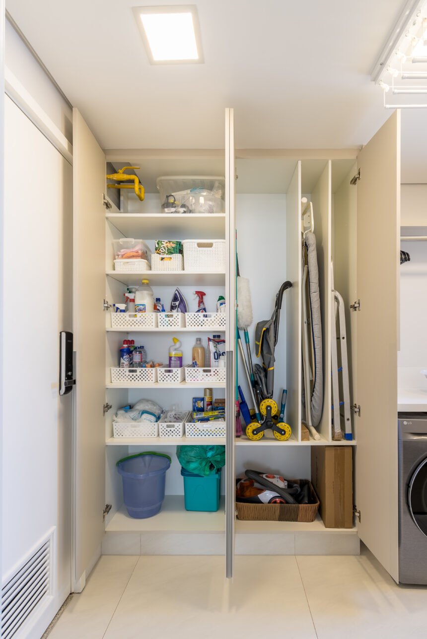 Quando as prateleiras são especificamente para livros, que são pesados, ou mesmo para depósitos de caixas de ferramentas, cuja carga é considerável, a arquiteta Cinthia Claro conta que calcula os pontos de sustentação na extensão da prateleira, bem como a sua espessura | Foto: Erika Waldmann