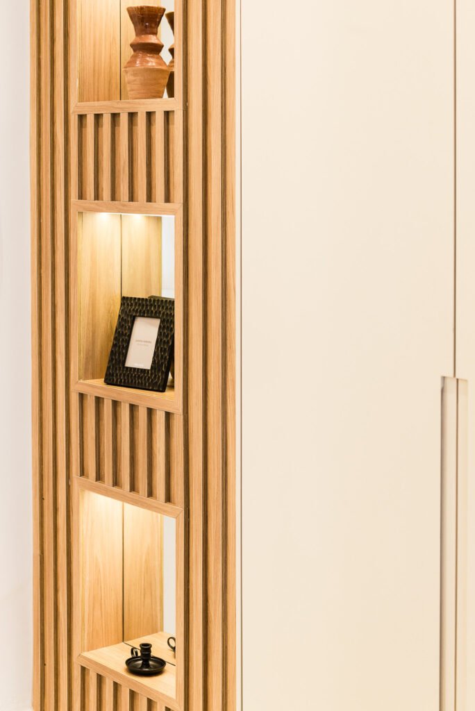 No hall de entrada deste projeto, a arquiteta Cinthia Claro estimou prateleiras com a finalidade de receber objetos decorativos para dar as boas-vindas. Para não comprometer a circulação, a profissional executou-as embutidas | Foto: Erika Waldmann