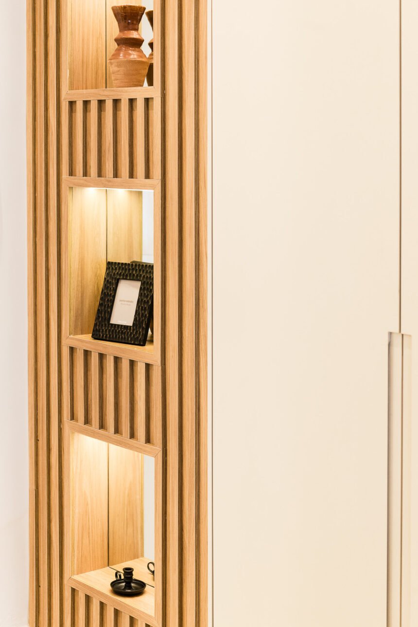 No hall de entrada deste projeto, a arquiteta Cinthia Claro estimou prateleiras com a finalidade de receber objetos decorativos para dar as boas-vindas. Para não comprometer a circulação, a profissional executou-as embutidas | Foto: Erika Waldmann