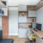 Em um home-office, as prateleiras assumem diversas funções, entre elas armazenar livros, papéis, canetas, lápis e pastas. Para isso, o projeto precisa feito com cuidado, devendo-se atentar para o cálculo do peso, assim como a arquiteta Cinthia Claro realizou nesse projeto | Foto: Erika Waldmann