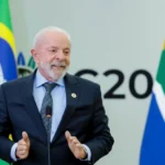 O presidente Lula durante coletiva de imprensa em Joanesburgo, na África do Sul: 'Se alguém imaginou que poderia enfraquecer o multilateralismo, esses eventos, tanto da COP quanto do G20 aqui na África do Sul, demonstram que o multilateralismo está mais do que vivo'. Foto: Ricardo Stuckert / PR