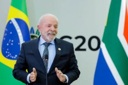O presidente Lula durante coletiva de imprensa em Joanesburgo, na África do Sul: 'Se alguém imaginou que poderia enfraquecer o multilateralismo, esses eventos, tanto da COP quanto do G20 aqui na África do Sul, demonstram que o multilateralismo está mais do que vivo'. Foto: Ricardo Stuckert / PR