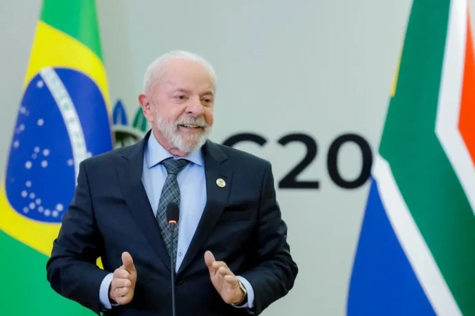 O presidente Lula durante coletiva de imprensa em Joanesburgo, na África do Sul: 'Se alguém imaginou que poderia enfraquecer o multilateralismo, esses eventos, tanto da COP quanto do G20 aqui na África do Sul, demonstram que o multilateralismo está mais do que vivo'. Foto: Ricardo Stuckert / PR