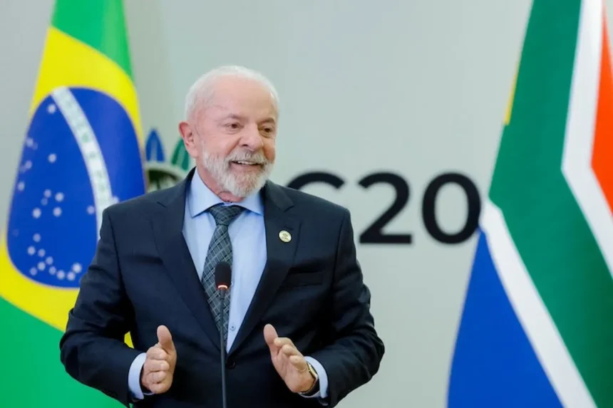 O presidente Lula durante coletiva de imprensa em Joanesburgo, na África do Sul: 'Se alguém imaginou que poderia enfraquecer o multilateralismo, esses eventos, tanto da COP quanto do G20 aqui na África do Sul, demonstram que o multilateralismo está mais do que vivo'. Foto: Ricardo Stuckert / PR