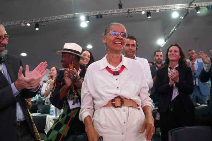 A ministra Marina Silva sendo ovacionada na plenária final da COP30, em Belém (PA). - Foto: Foto: Rogério Cassimiro/ MMA