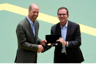 O príncipe William desembarca no Rio para agenda ambiental e recebe as chaves da cidade no Pão de Açúcar.