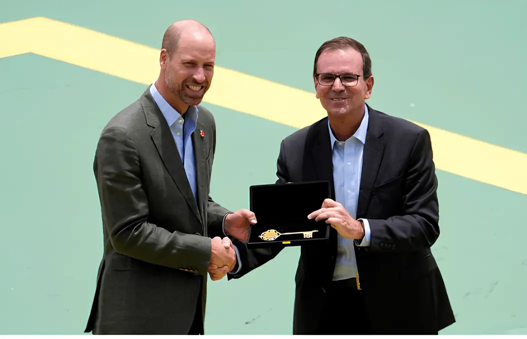 O príncipe William desembarca no Rio para agenda ambiental e recebe as chaves da cidade no Pão de Açúcar.