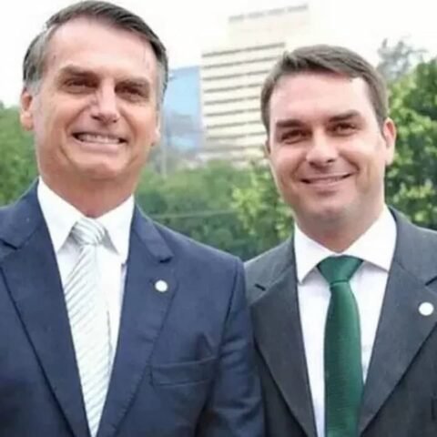 Jair Bolsonaro (PL), preso em Brasília, lançou o senador Flávio Bolsonaro como candidato à Presidência em 2026. A escolha busca moderação e apoio de Tarcísio de Freitas e Cláudio Castro.