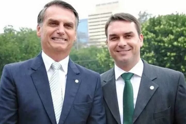 Jair Bolsonaro (PL), preso em Brasília, lançou o senador Flávio Bolsonaro como candidato à Presidência em 2026. A escolha busca moderação e apoio de Tarcísio de Freitas e Cláudio Castro.