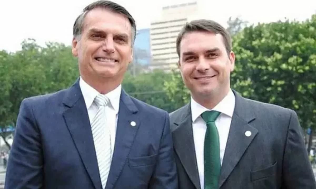 Jair Bolsonaro (PL), preso em Brasília, lançou o senador Flávio Bolsonaro como candidato à Presidência em 2026. A escolha busca moderação e apoio de Tarcísio de Freitas e Cláudio Castro.