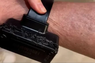 Imagem do vídeo da tornozeleira eletrônica de Bolsonaro danificada