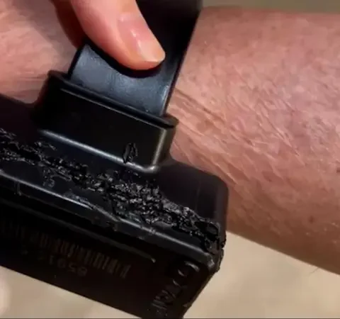 Imagem do vídeo da tornozeleira eletrônica de Bolsonaro danificada