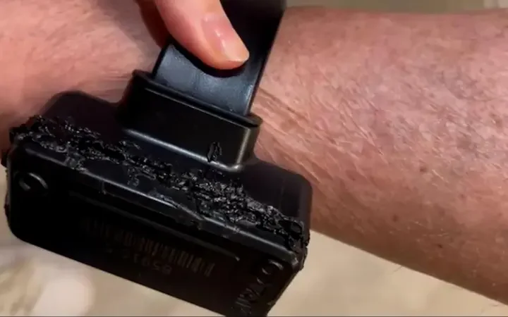 Imagem do vídeo da tornozeleira eletrônica de Bolsonaro danificada