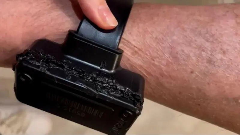 Imagem do vídeo da tornozeleira eletrônica de Bolsonaro danificada