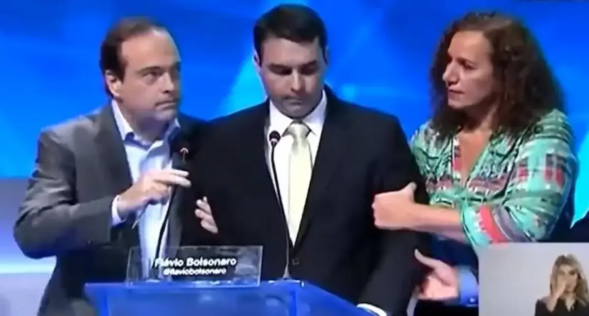 Flávio Bolsonaro passa mal em debate em 2016. Foto: Divulgação