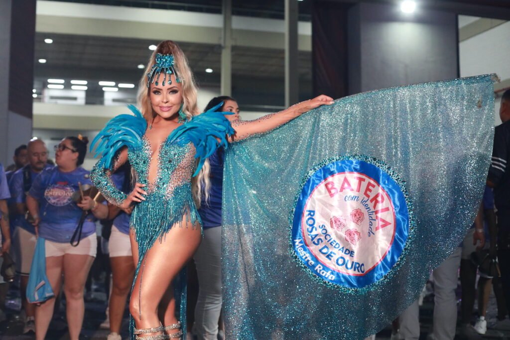 Rainha de bateria Ana Beatriz Godoi homenageia bateria e diz que ajuda a criar os looks | Diário Carioca Rainha de bateria Ana Beatriz Godoi homenageia bateria e diz que ajuda a criar os looks: “meus rabiscos viram fantasia”