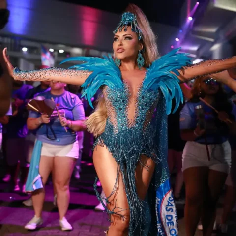 Rainha da Rosas de Ouro, Ana Beatriz Godoi usa look em homenagem a bateria e fala de preparação: “sem neura”