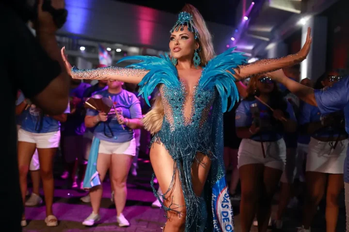 Rainha da Rosas de Ouro, Ana Beatriz Godoi usa look em homenagem a bateria e fala de preparação: “sem neura”