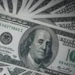 O dólar comercial subiu 0,16% e fechou a R$ 5,54, influenciado por repercussão política e pela atuação do Banco Central, que vendeu US$ 2 bilhões em leilões de linha.