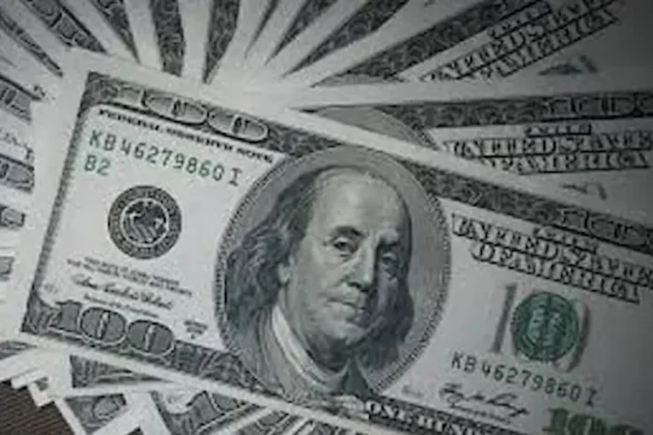 O dólar comercial subiu 0,16% e fechou a R$ 5,54, influenciado por repercussão política e pela atuação do Banco Central, que vendeu US$ 2 bilhões em leilões de linha.