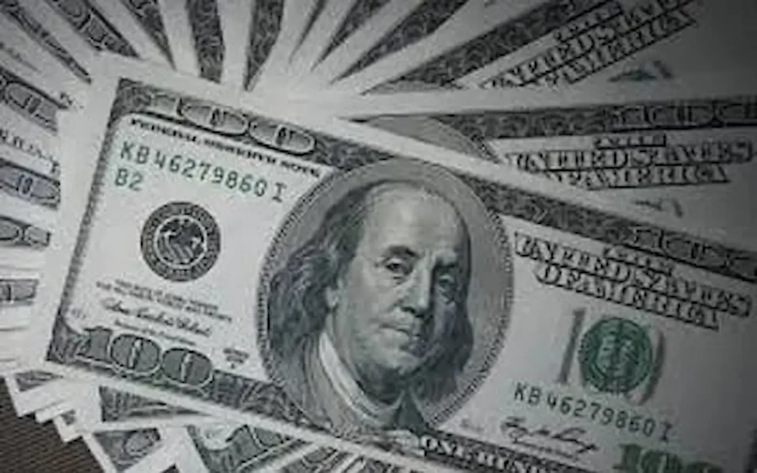 Dólar sobe com ruído político e sessão esvaziada no pós-Natal | Diário Carioca O dólar comercial subiu 0,16% e fechou a R$ 5,54, influenciado por repercussão política e pela atuação do Banco Central, que vendeu US$ 2 bilhões em leilões de linha.