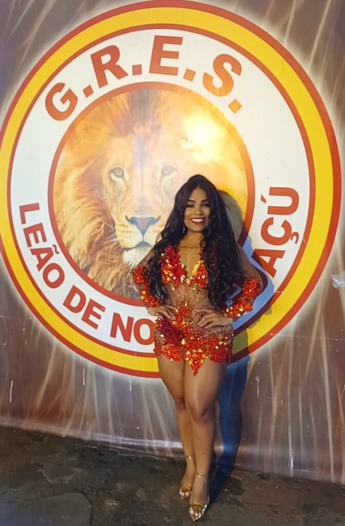 Caroline Lima é a nova rainha da escola Leão de Nova Iguaçu
