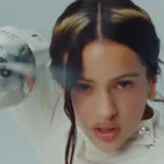 Cantora, compositora e produtora vencedora do GRAMMY, ROSALÍA lança clipe de "La Perla"