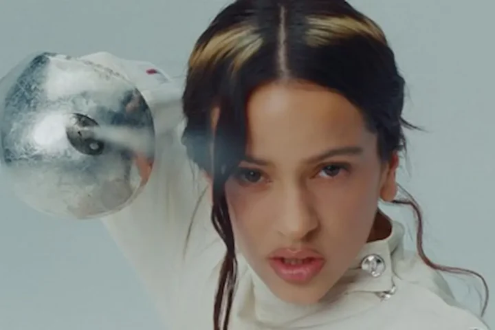 Cantora, compositora e produtora vencedora do GRAMMY, ROSALÍA lança clipe de "La Perla"